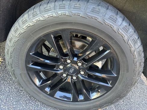 Used 2023 Ford Expedition XLT image 12