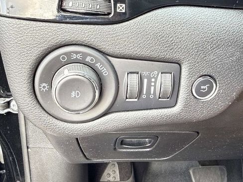 Used 2023 Jeep Cherokee Altitude Lux AWD/4WD image 31
