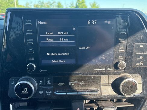 Used 2021 Toyota Highlander XLE FWD image 3