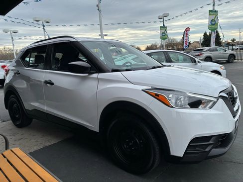 Used 2019 Nissan Kicks S image 3