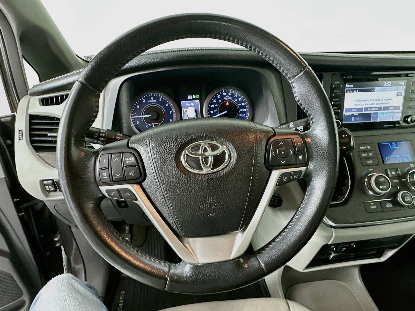 Used 2018 Toyota Sienna XLE Premium AWD/4WD image 11