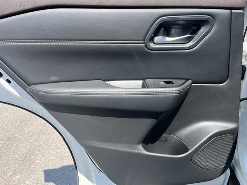 Used 2023 Nissan Rogue SL image 17