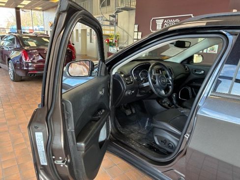 Used 2018 Jeep Compass Latitude w/ Popular Equipment Group AWD/4WD image 17
