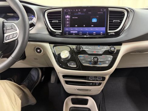 Used 2022 Chrysler Pacifica Touring-L FWD image 25