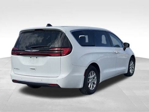 Used 2023 Chrysler Pacifica Touring-L image 4