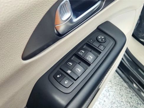 Used 2023 Chrysler Pacifica Touring-L FWD image 28