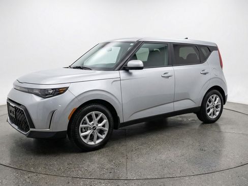Used 2025 Kia Soul LX w/ LX Technology Package FWD image 3