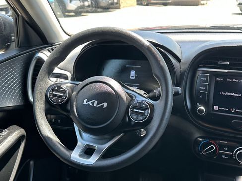 Used 2025 Kia Soul LX w/ LX Technology Package FWD image 32