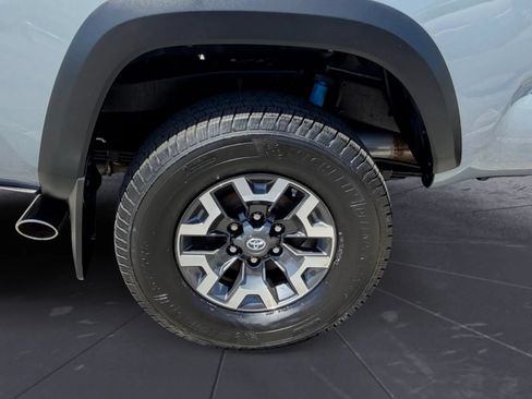 Used 2018 Toyota Tacoma TRD Off-Road w/ TRD Premium Off Road Package AWD/4WD image 31
