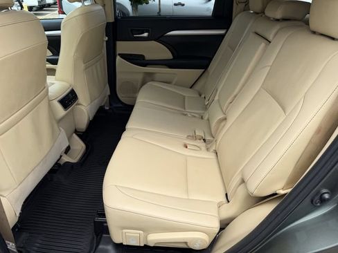 Used 2019 Toyota Highlander XLE AWD/4WD image 24