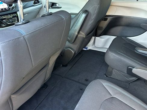 Used 2021 Chrysler Pacifica Touring FWD image 12