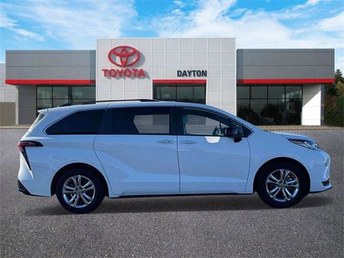 Certified 2022 Toyota Sienna XSE image 6