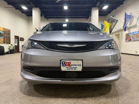 Used 2021 Chrysler Voyager L FWD image 2