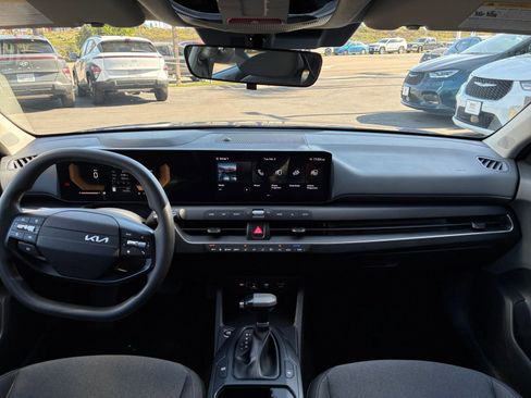 Used 2025 Kia K4 LXS image 32