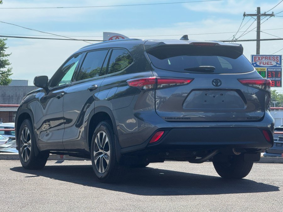 Used 2021 Toyota Highlander XLE AWD/4WD image 7