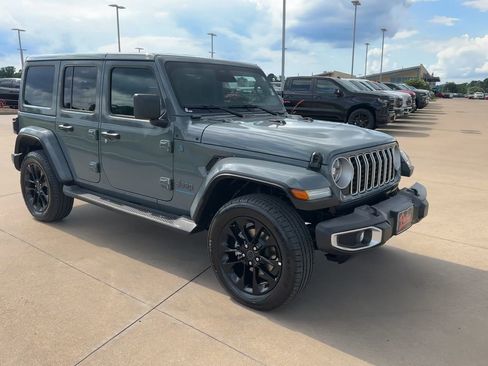 Used 2025 Jeep Wrangler Unlimited Sahara AWD/4WD image 3