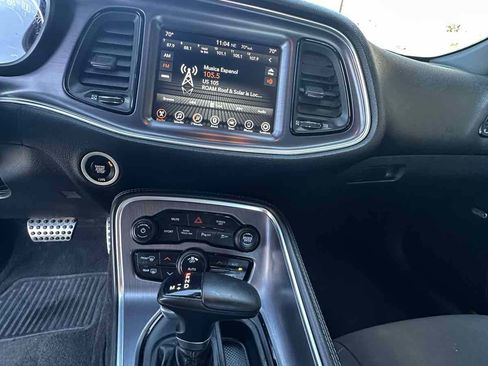 Used 2017 Dodge Challenger R/T image 9