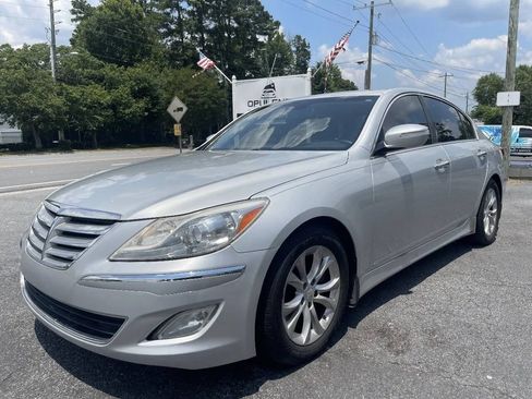 Used 2013 Hyundai Genesis 3.8 RWD image 3