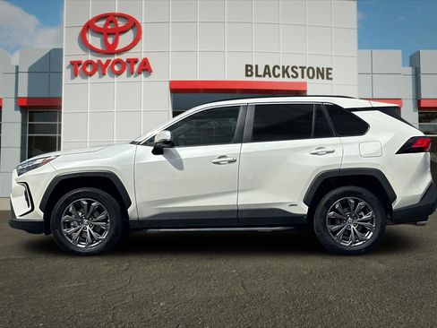 Used 2022 Toyota RAV4 XLE Premium AWD/4WD image 6