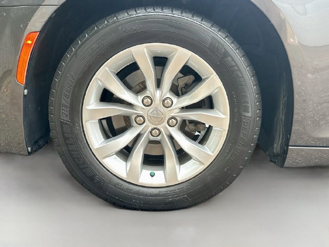 Used 2015 Chrysler 300 Limited RWD image 33