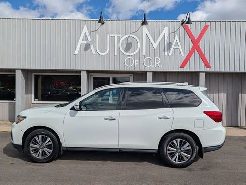 Used 2020 Nissan Pathfinder S image 1