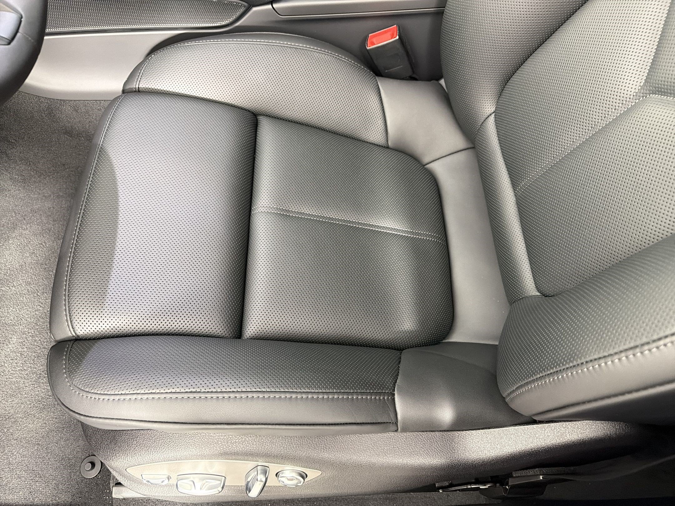 Used 2026 Porsche Macan AWD/4WD image 14