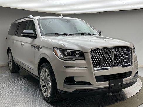Used 2023 Lincoln Navigator L Reserve AWD/4WD image 7