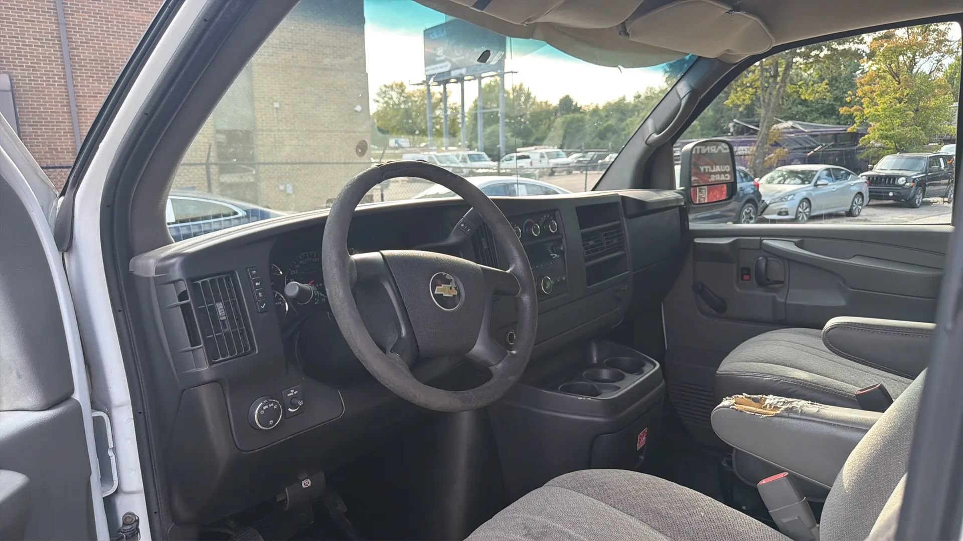 Used 2010 Chevrolet Express 2500 RWD image 17