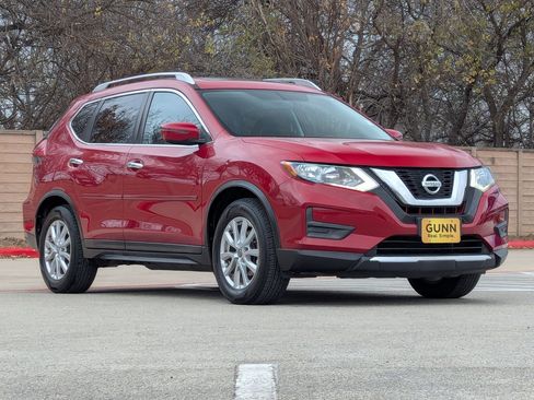 Used 2017 Nissan Rogue SV image 2