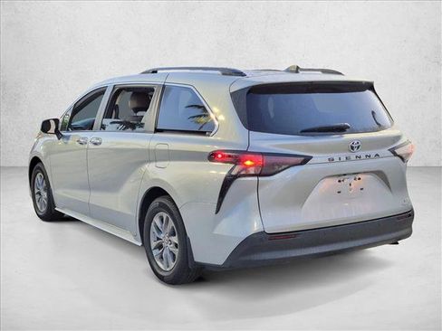 Used 2024 Toyota Sienna XLE FWD image 7