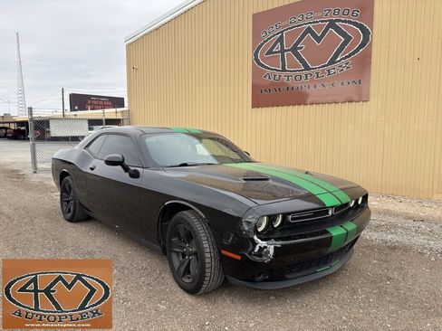 Used 2017 Dodge Challenger SXT image 1