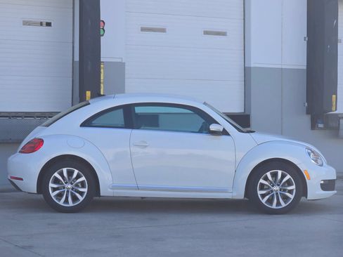 Used 2015 Volkswagen Beetle TDI FWD image 9