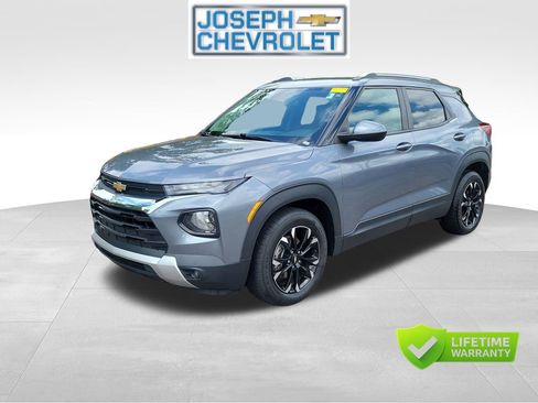 Used 2022 Chevrolet TrailBlazer LT w/ Convenience Package FWD image 2