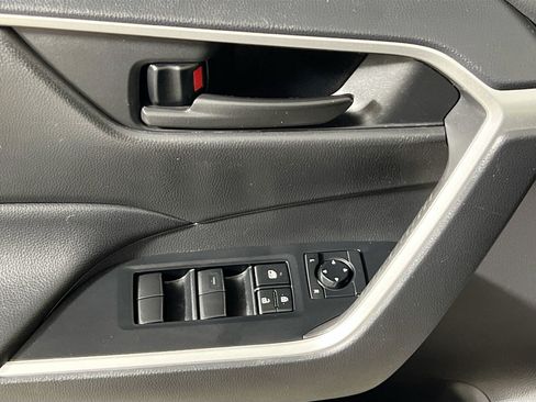 Used 2021 Toyota RAV4 LE FWD image 16