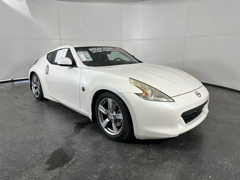 Used 2009 Nissan 370Z Touring image 3