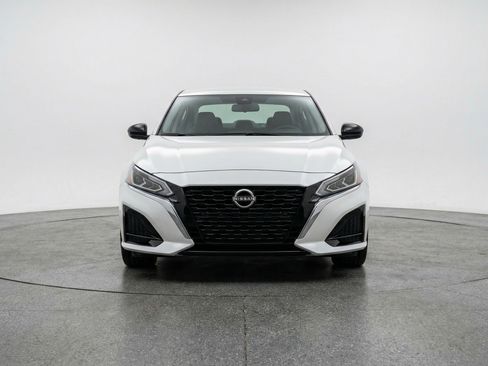 Used 2025 Nissan Altima 2.5 SV FWD image 2