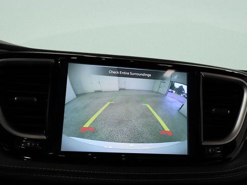 Used 2026 Chrysler Pacifica Limited FWD image 13