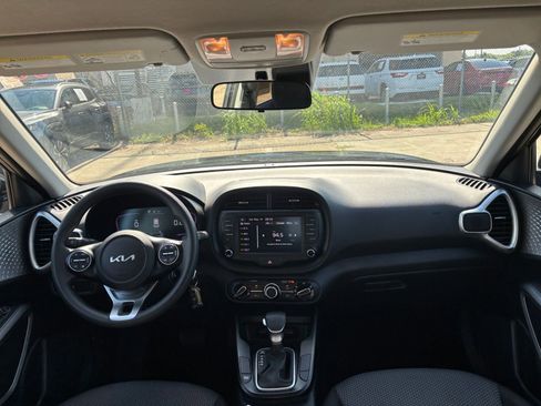 Used 2025 Kia Soul LX w/ LX Technology Package FWD image 31