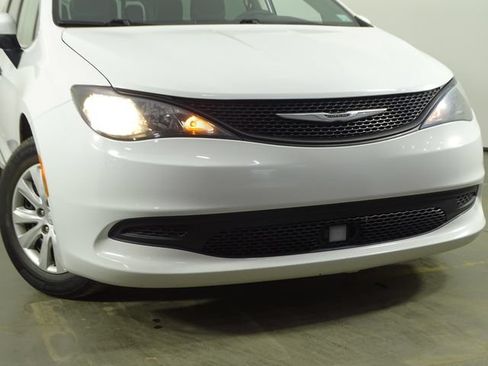 Used 2021 Chrysler Voyager L FWD image 41