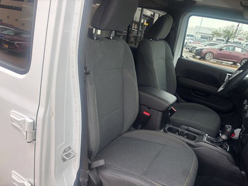 Used 2025 Jeep Wrangler Unlimited Sahara AWD/4WD image 34