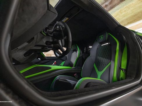 Used 2024 Lamborghini Revuelto image 27