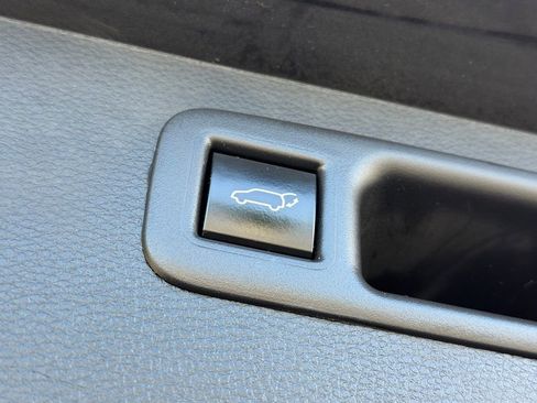 Certified 2023 Toyota Highlander XLE image 22