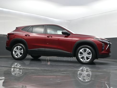 Used 2024 Chevrolet Trax LS FWD image 39