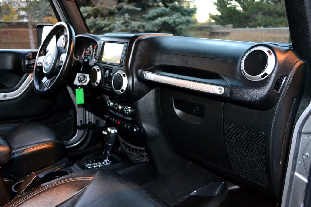 Used 2015 Jeep Wrangler Unlimited Rubicon w/ Dual Top Group AWD/4WD image 24
