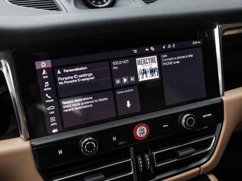 Certified 2025 Porsche Macan AWD/4WD image 23