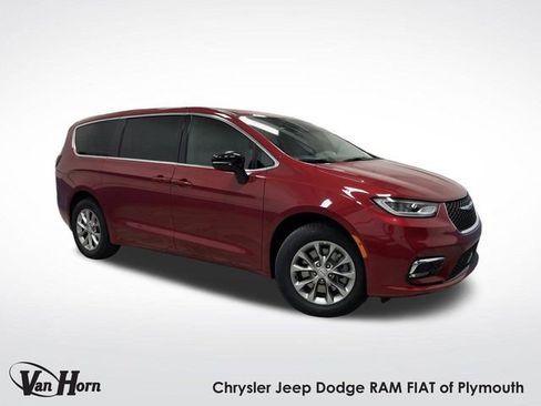 New 2026 Chrysler Pacifica Select image 1