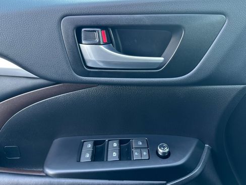 Certified 2019 Toyota Highlander XLE image 17