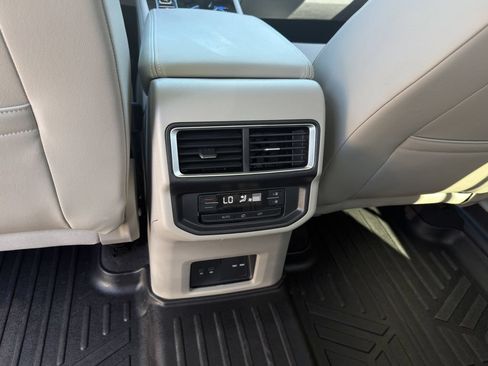 Used 2024 Volkswagen Atlas SE w/ Panoramic Sunroof Package FWD image 19