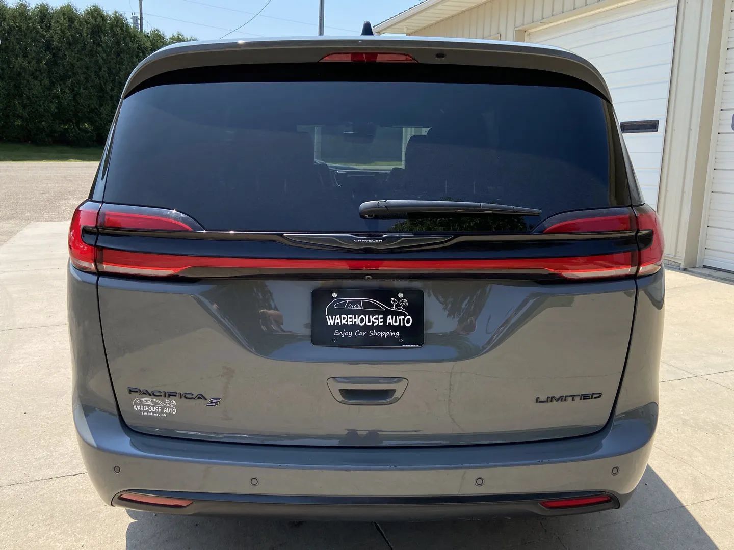 Used 2025 Chrysler Pacifica Limited FWD image 6