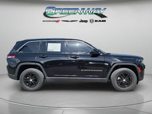Used 2022 Jeep Grand Cherokee Laredo w/ Luxury Tech Group I AWD/4WD image 5